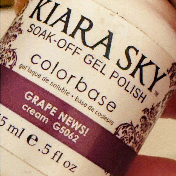 Bundle of Kiara sky gel colors3, 1 
Topcoat no wipe that’s 4 total - Picture 5 of 5